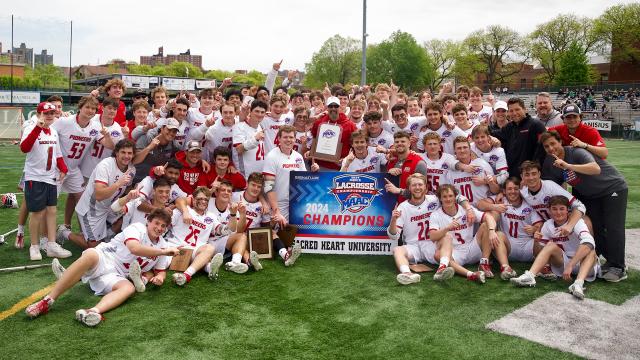 sacred heart men's lacrosse team group photo